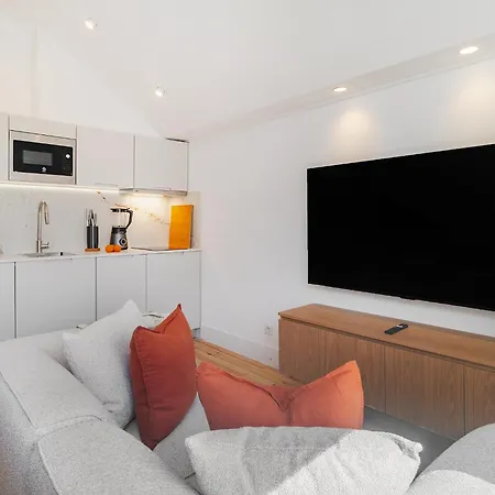 Whome Hideaway In Lively Rua Da Rosa Lisboa