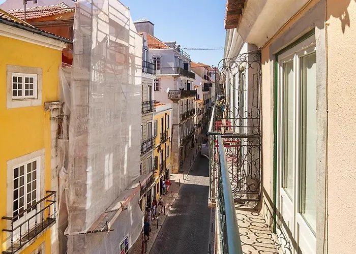 Whome Hideaway In Lively Rua Da Rosa *