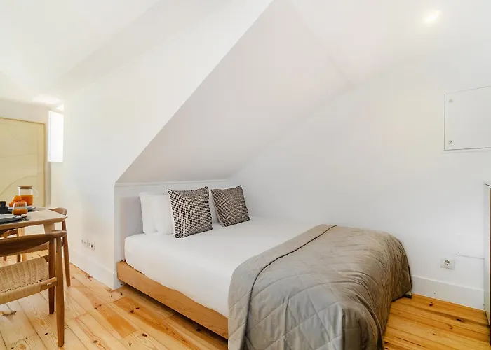 Whome Hideaway In Lively Rua Da Rosa Appartement
